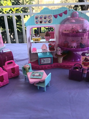Shopkins Queen Cupcake Cafe Playset.
