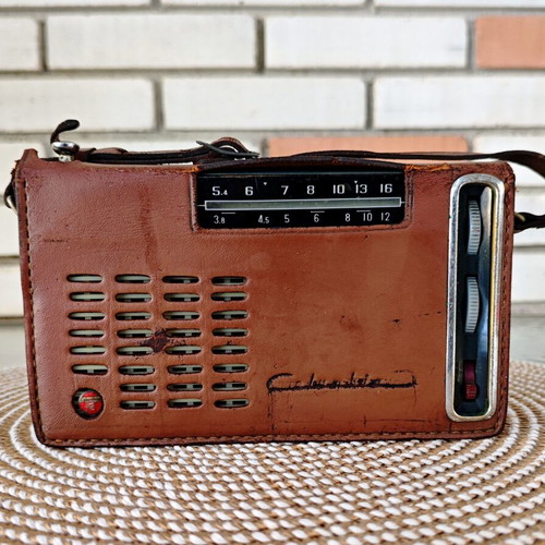 Vintage Columbia Eagle PR-956H transistor radio used