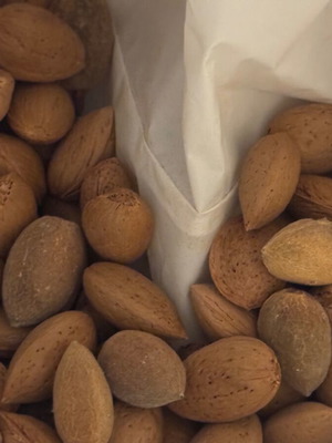 Organic almonds from Crete with shell