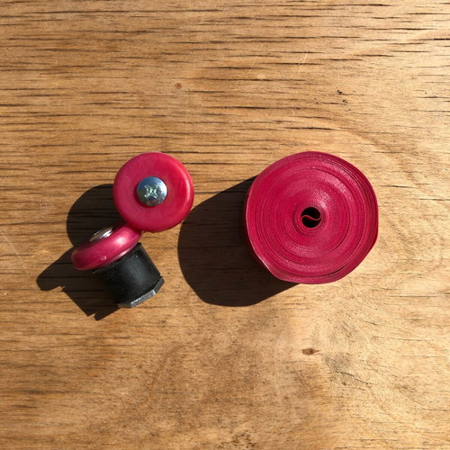 Bicycle handlebar tape set with handlebar plugs new