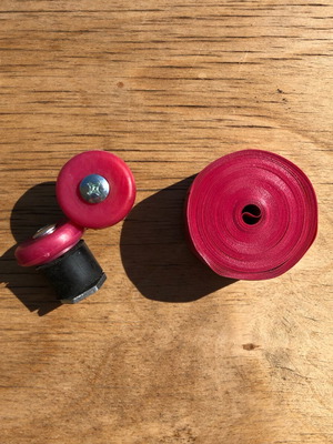 Bicycle handlebar tape set with handlebar plugs new