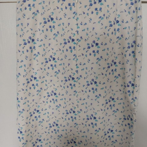 Skirt like new small medium floral white with blue flowers