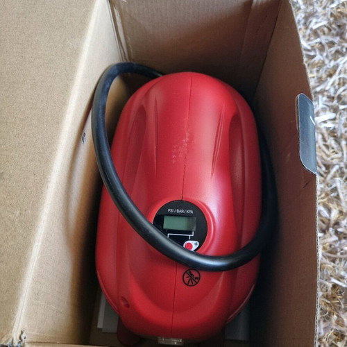 Black & Decker ASI200-XJ Multi-Purpose Air Compressor like new, orange