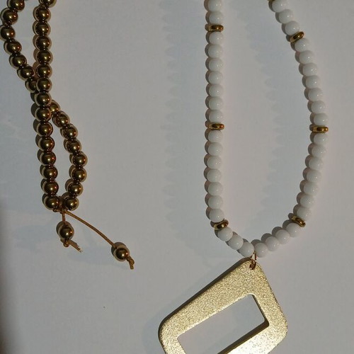 Pendant necklace with semiprecious stones new, white and gold
