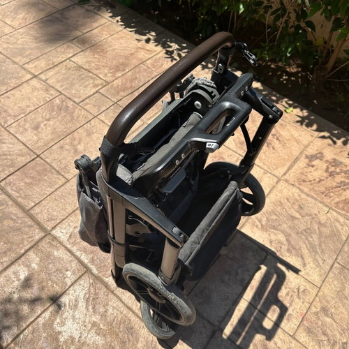 Inglesina Aptica Darwin baby transport system used with isofix base and 2 bags
