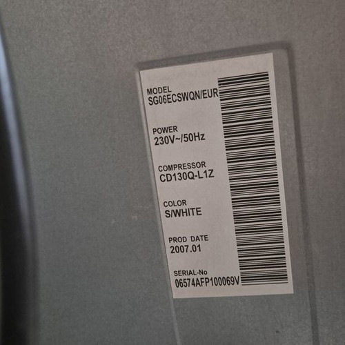 Samsung mini bar fridge like new, missing internal shelf