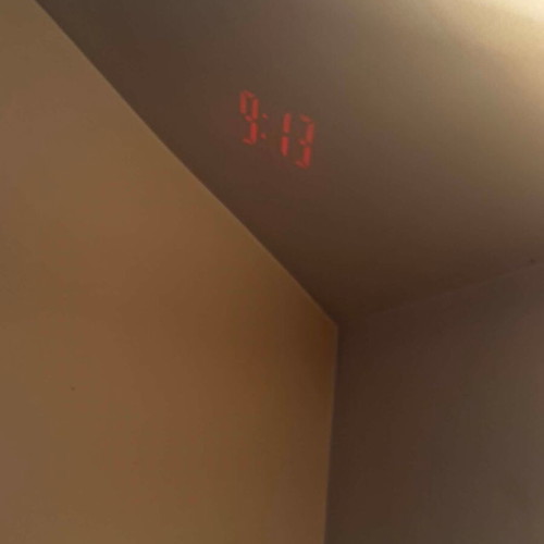 Projection clock digital table clock like new
