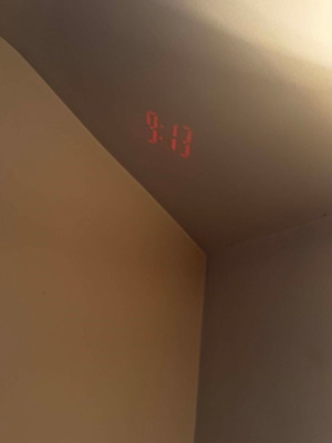 Projection clock digital table clock like new