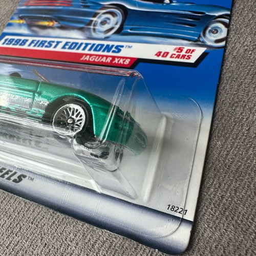 Hot Wheels Jaguar XK8 1998 First Edition new