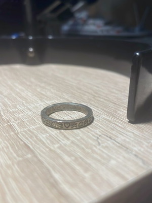 Ring with embossed pattern like new