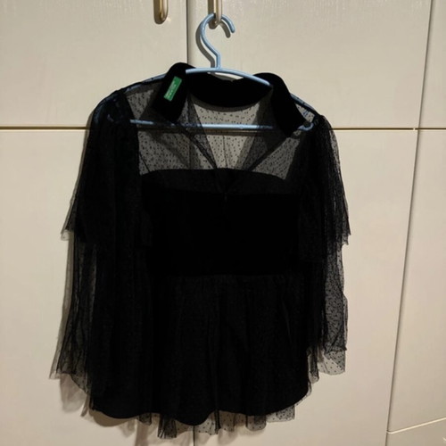 Benetton blouse with lace and velvet like new, size M