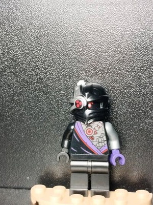 Lego robot like new with weapons and one weapon gift