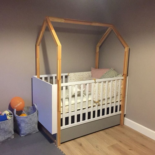 Bellamy Pinette bed like new, convertible baby and toddler bed with mattress