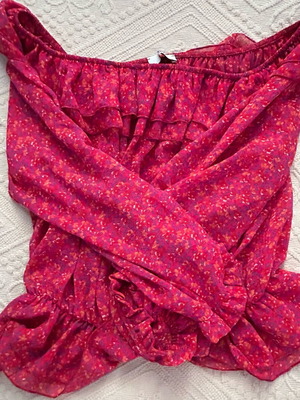 Blouse fuchsia-red with flowers in very good condition