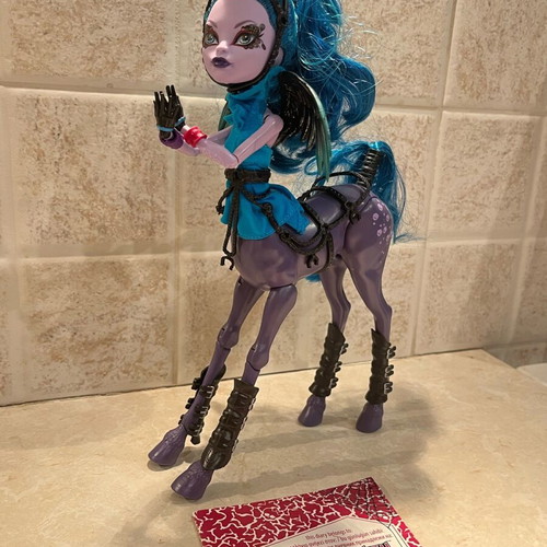 Monster High Avea Trotter like new