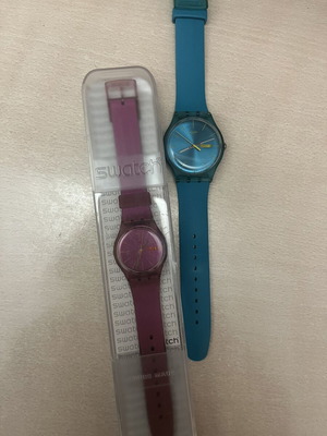 Swatch ρολόγια χειρός σε τιρκουάζ και μωβ, σετ 2