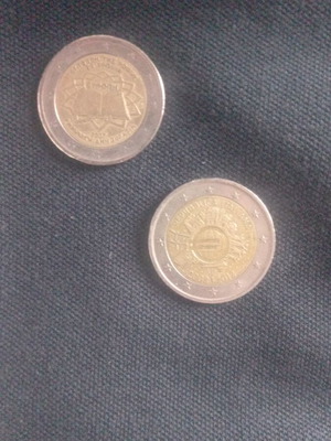 Two 2 euro coins from Italy and Greece like new, commemorative