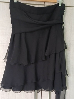 Black tulle skirt like new with belt, size M