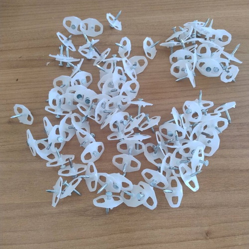 Set of 99 Roca nails with wings like new