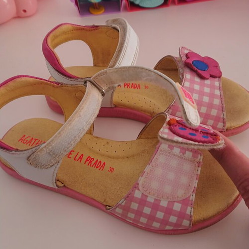 Agatha Ruiz De La Prada sandals size 30 like new, white and pink, velcro