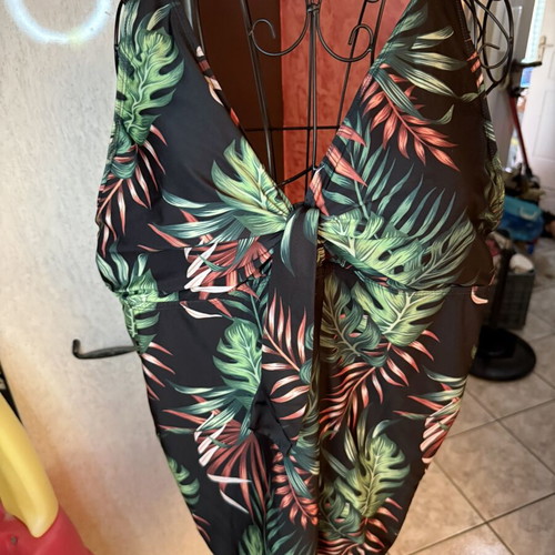 Ολόσωμο μαγιό Tropical Print σαν καινούργιο, μαύρη βάση με πολύχρωμα φύλλα