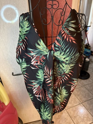 Ολόσωμο μαγιό Tropical Print σαν καινούργιο, μαύρη βάση με πολύχρωμα φύλλα