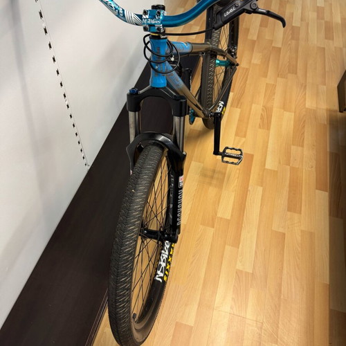 Nsbikes Custom Dirtjump Bike like new, 26 Inch, hydraulic disc brakes