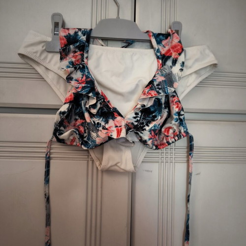 Bikini Freya white bottom with printed ruffle top like new, size L