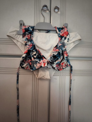 Bikini Freya white bottom with printed ruffle top like new, size L