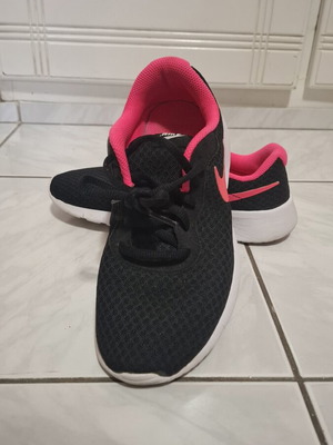 Nike Tanjun Running Shoes size 37.5 used, black and pink
