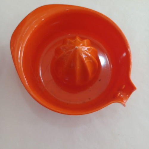 Manual plastic citrus juicer like new