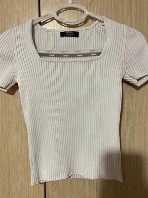 Μπλουζάκι Bershka λευκό σχεδόν αφόρετο, μέγεθος XS