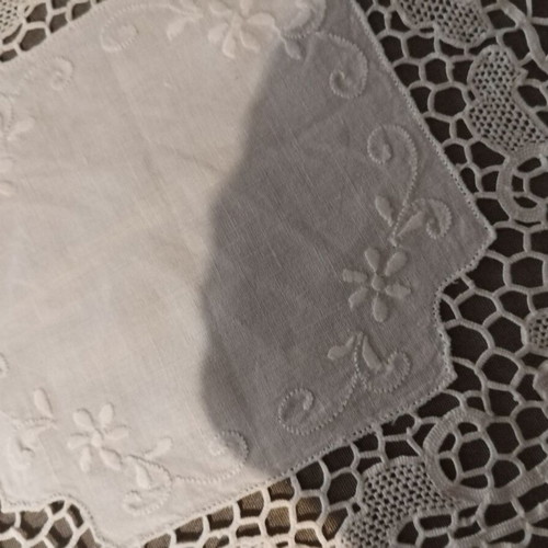 Tablecloth with guipure lace like new, set with runner and napkins