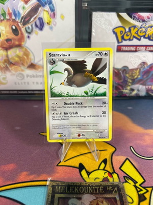 Pokemon card Staravia Supreme Victors в отлично състояние
