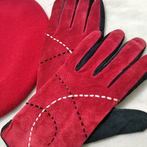 Set of leather gloves and wool beret like new, red