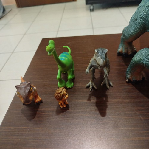 Dinosaur collection with large roaring figure