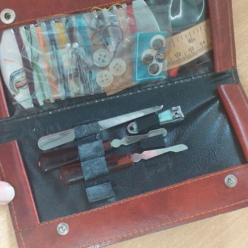 Vintage sewing and manicure set like new