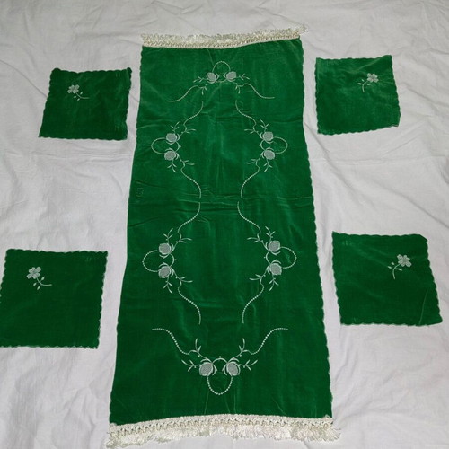 Vintage set of 5 green velvet table linens like new, runner and 4 doilies with Sun design