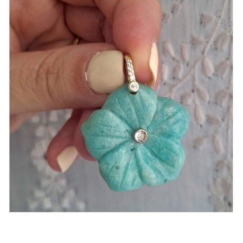 Stone motif pendant like new