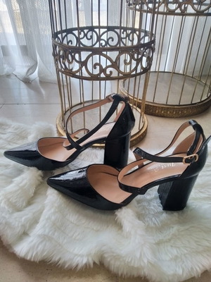 Γόβες μαύρες καινούργιες με λουράκι και τακούνι 8 εκ.