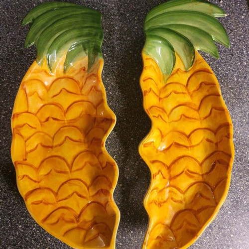 Set of two impressive pineapple-shaped plates 29 cm new
