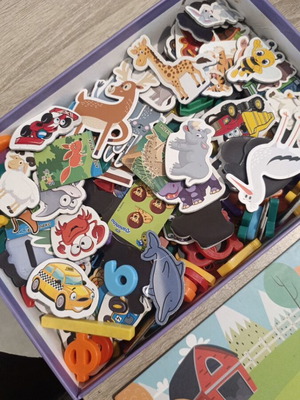 Children's magnets like new, 200+ pieces with animals, cars, letters, numbers