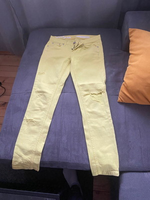 DKNY slim yellow jeans like new