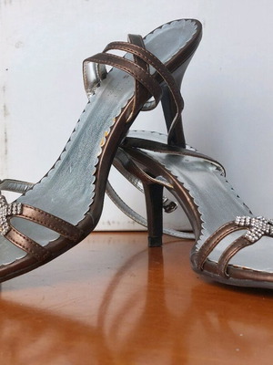 Adam's Shoes summer heeled shoe gold like new