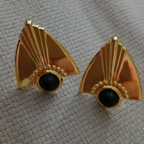Vintage clip earrings with black stone like new, gold tone