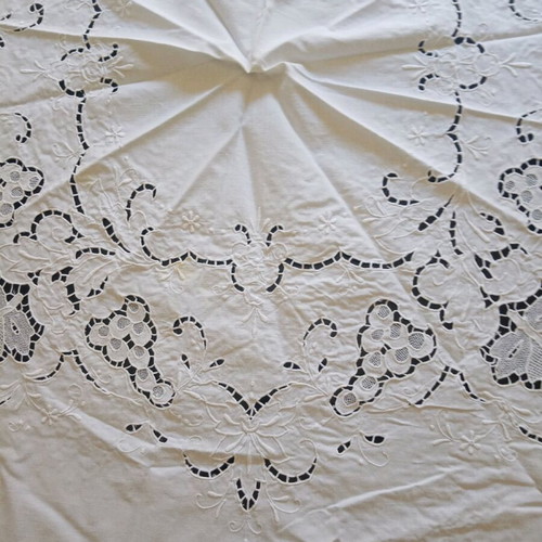 Round handmade tablecloth with cutwork and embroidery white like new, diameter 161cm
