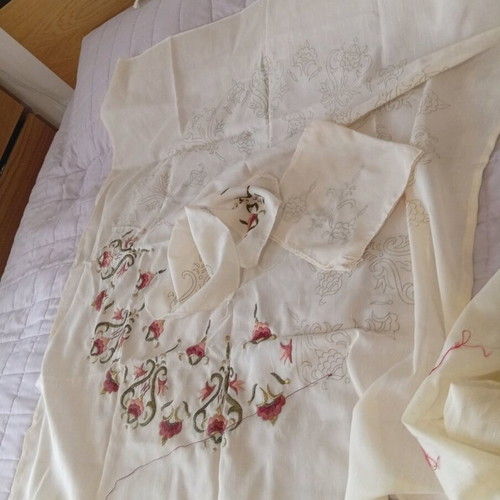 Tsevrede table linens new with lace and half-embroidered designs