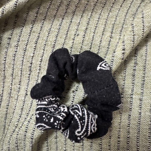Scrunchie like new with patterns