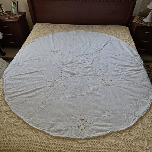 Round machine embroidered tablecloth white new, diameter 1.60