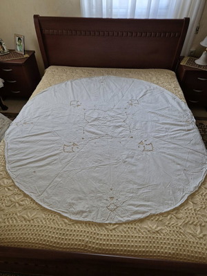 Round machine embroidered tablecloth white new, diameter 1.60